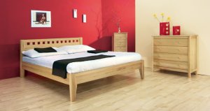 Dřevěná postel Gita
