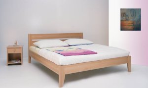 Dřevěná postel Laura