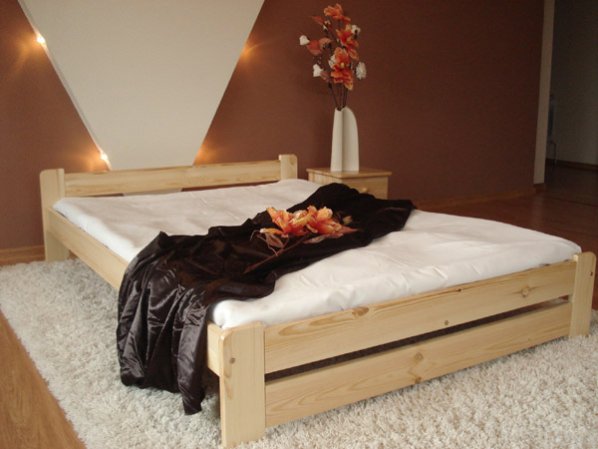 Dřevěná postel Tereza