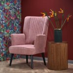 Relaxační křeslo 𝗗𝗘𝗟𝗚𝗔𝗗𝗢 z masivního dřeva a sametové tkaniny sladké růžové barvy 💟
Taky se v něm úplně vidíte? 🥰