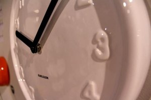 Designové keramické nástěnné hodiny 5479 Karlsson 29cm