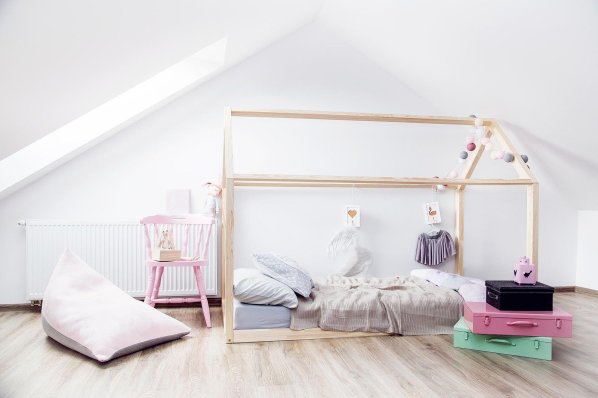 Dětská postel ve tvaru domečku LUSY, přírodní masiv, 70x140 cm